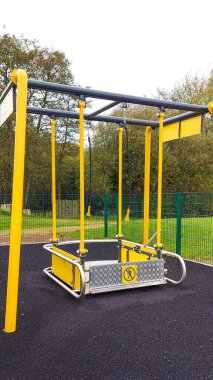 Çocuk parkında tekerlekli sandalye salıncak