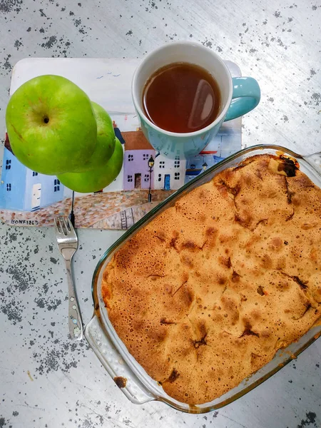 Ev yapımı elma Charlotte, ev yapımı kahvaltı hamur işleri, üst manzara.