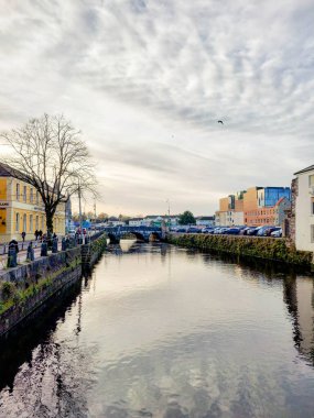 Şafakta Cork City 'deki Lee Nehri manzarası, Cork, İrlanda