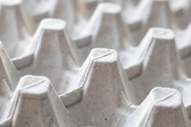 Yakın planda boş bir karton yumurta kutusu.