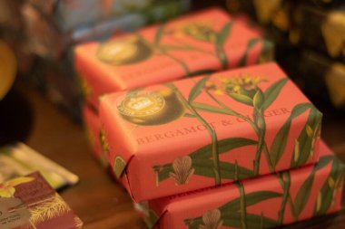 Marketin rafında Bergamot ve Ginger kokusu olan el yapımı sabun.