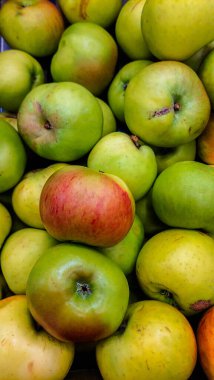 Bir yığın büyük yeşil Bramley elması.