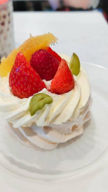 Pavlova tatlısı, kremalı ve çilekli bir krema.