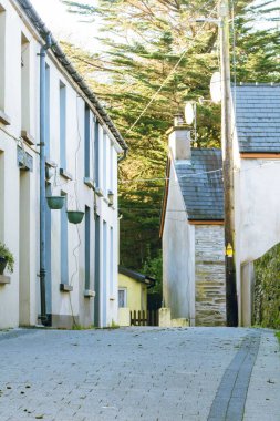 İrlanda 'nın Bantry şehrinde dar bir İrlanda caddesi.