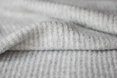 Açık gri örülmüş yumuşak eşarp