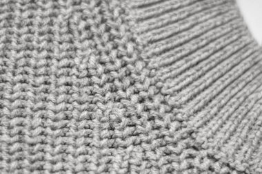 Örgü kumaşının inceltilmesi, örgü dokusu, kol bölgesinde birbirine örülmüş iki ilmek, hobi olarak örgü örmek.