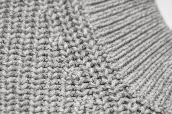 Örgü kumaşının inceltilmesi, örgü dokusu, kol bölgesinde birbirine örülmüş iki ilmek, hobi olarak örgü örmek.