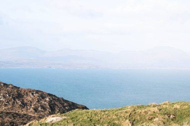 Deniz kayalıklarından ve körfezin karşı kıyısından bak.