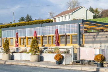 İrlanda barının yanında sarı bir pavyon