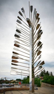 Tulcea 'da Ivan Patzaichin' in kürekleri olan anıt.