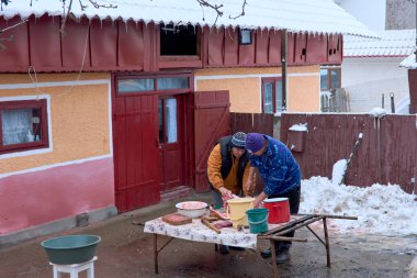 Romanya kırsalında geleneksel domuz katliamı