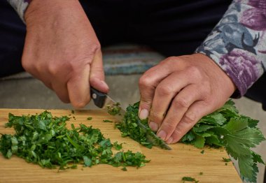 Kadın kesme sebze bir bıçak ile