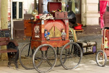 Bükreş Kukla ve Komedi Tiyatrosu 'ndaki papağanlar ve aktörler