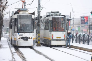 Bükreş sokaklarında akan tramvaylar