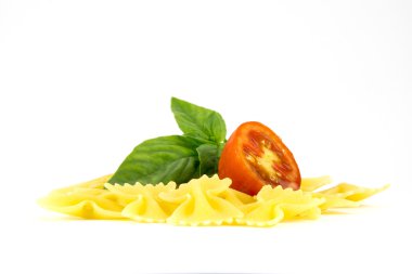 domates ve fesleğenli makarna