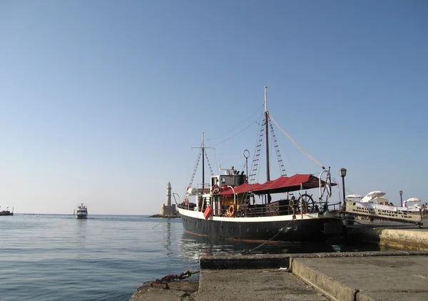 Passagiersschip in de haven van Chania, op Kreta — Stockfoto
