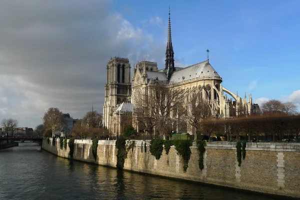Notre Dame - a igreja francesa mais famosa — Fotografia de Stock