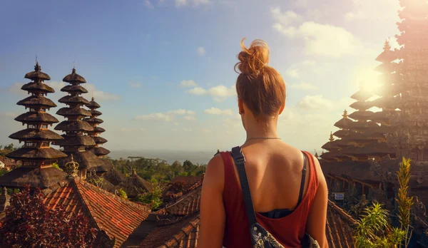 Mladá žena navštíví chrám hinduismus v Bali Besakih Temple — Stock fotografie