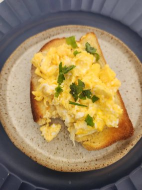 Sağlıklı bir kahvaltı için bir fincan kahve.