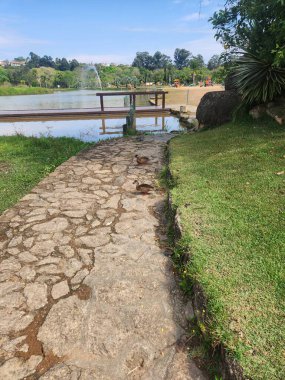 Gölün yakınındaki bir parkta taş patika.