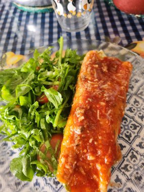 Brezilya 'da öğle yemeği için yeşil salatalı bir tabak krep..