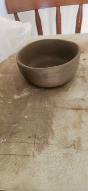 el yapımı doğal seramik parçalar üretiyor.