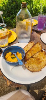 Tost ve taze yumurtalı kahvaltı..