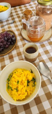 Üzüm ve kuskus ile sağlıklı bir kahvaltı.