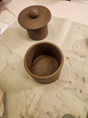 el yapımı doğal seramik parçalar üretiyor.