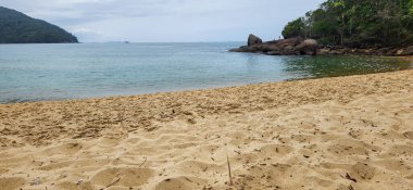 Bulutlu bir günde kumsal manzarası.