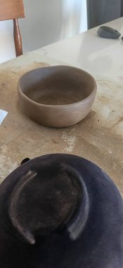 el yapımı doğal seramik parçalar üretiyor.