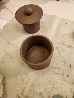 el yapımı doğal seramik parçalar üretiyor.