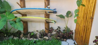 Duvarında sörf tahtaları olan bir sahil evi..