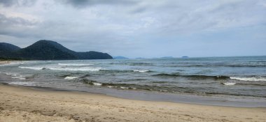 Bulutlu bir günde kumsal manzarası.