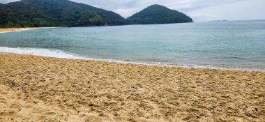 Bulutlu bir günde kumsal manzarası.