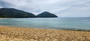 Bulutlu bir günde kumsal manzarası.