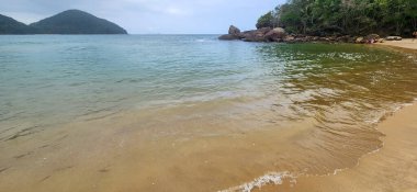 Bulutlu bir günde kumsal manzarası.