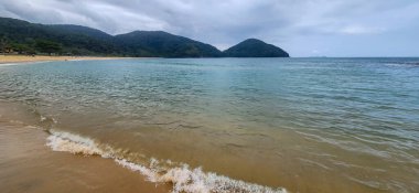 Bulutlu bir günde kumsal manzarası.