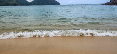 Bulutlu bir günde kumsal manzarası.