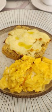 Meyve ve yumurtalı kahvaltı.