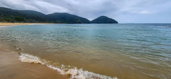 Bulutlu bir günde kumsal manzarası.