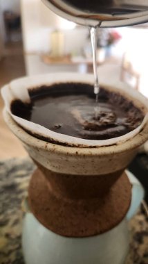 Kahve filtresi hemen taze kahve yapıyor.