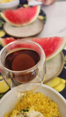 Yumurta, meyve ve bir fincan kahveyle sağlıklı bir kahvaltı için bir masa..