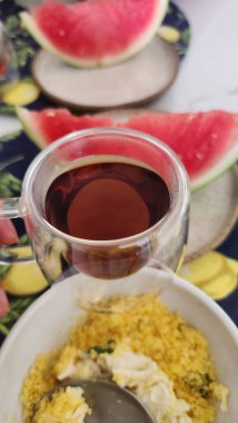 Yumurta, meyve ve bir fincan kahveyle sağlıklı bir kahvaltı için bir masa..