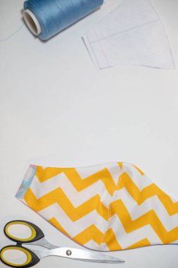 Yüz maskesi dikiyorum. Pamuktan el yapımı koruyucu yüz maskeleri takıyorum. Coronavirus döneminde okula hazırlanmak. Ev yapımı tıbbi maskeler..