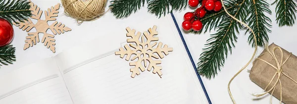 Embalaje Regalos Para Navidad Abra Cuaderno Blanco Para Registrar Los — Foto de Stock