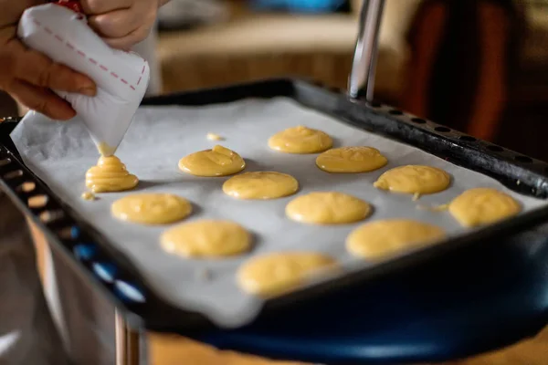 Für Puddingkuchen Wird Der Teig Von Hand Aus Der Tüte — Stockfoto