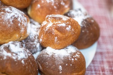 Lezzetli kremalı kekler Kremasız ve pudra şekersiz