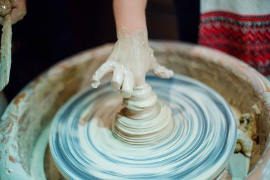 Kil çömlekten çocuk heykelleri. Çömlekçi çarkında modellik üzerine atölye çalışması. Çocukların doğum günü partisinde etkinlikler.