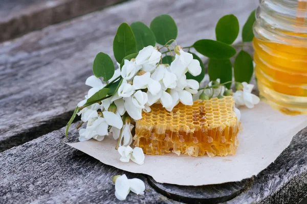 新鮮な蜂蜜のスライスが座って黄色のハニカムとボウルアカシアの花 — ストック写真